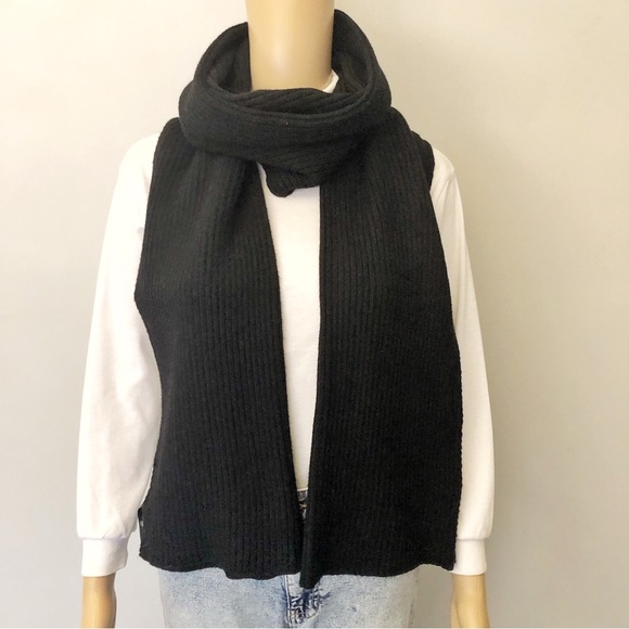 ZARA Black Minimalist Contemporary Winter Knitted Scarf Accessories. - Picture 9 of 9